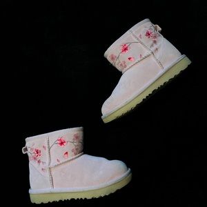 •UGG

•Cherry Blossom Boots

•US 12, UK 11, EU 30

•Light Pink

•Used